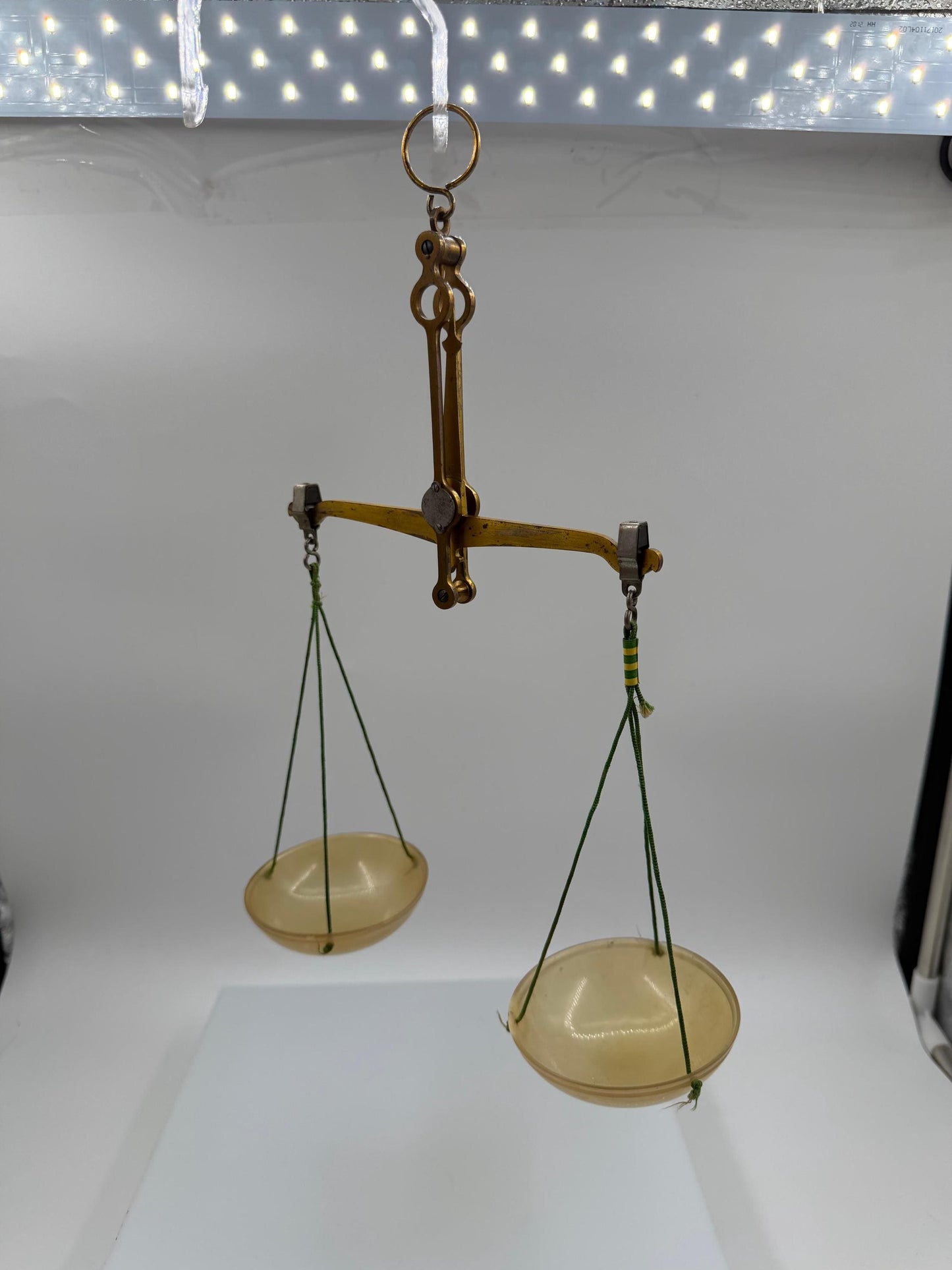 Vintage Apotheker-Waage aus Messing mit Kunststoffschalen