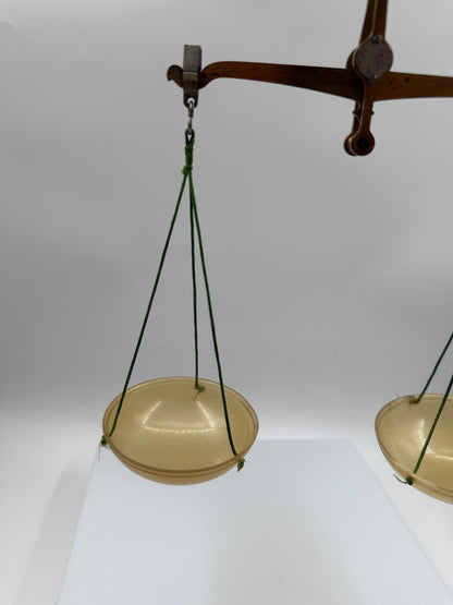 Vintage Apotheker-Waage aus Messing mit Kunststoffschalen