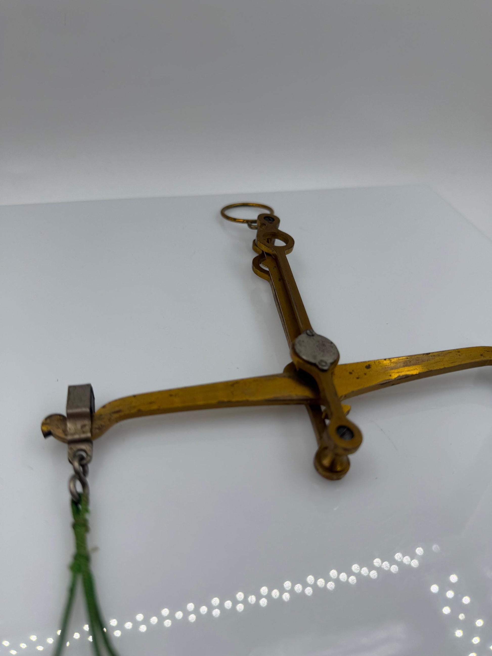 Vintage Apotheker-Waage aus Messing mit Kunststoffschalen