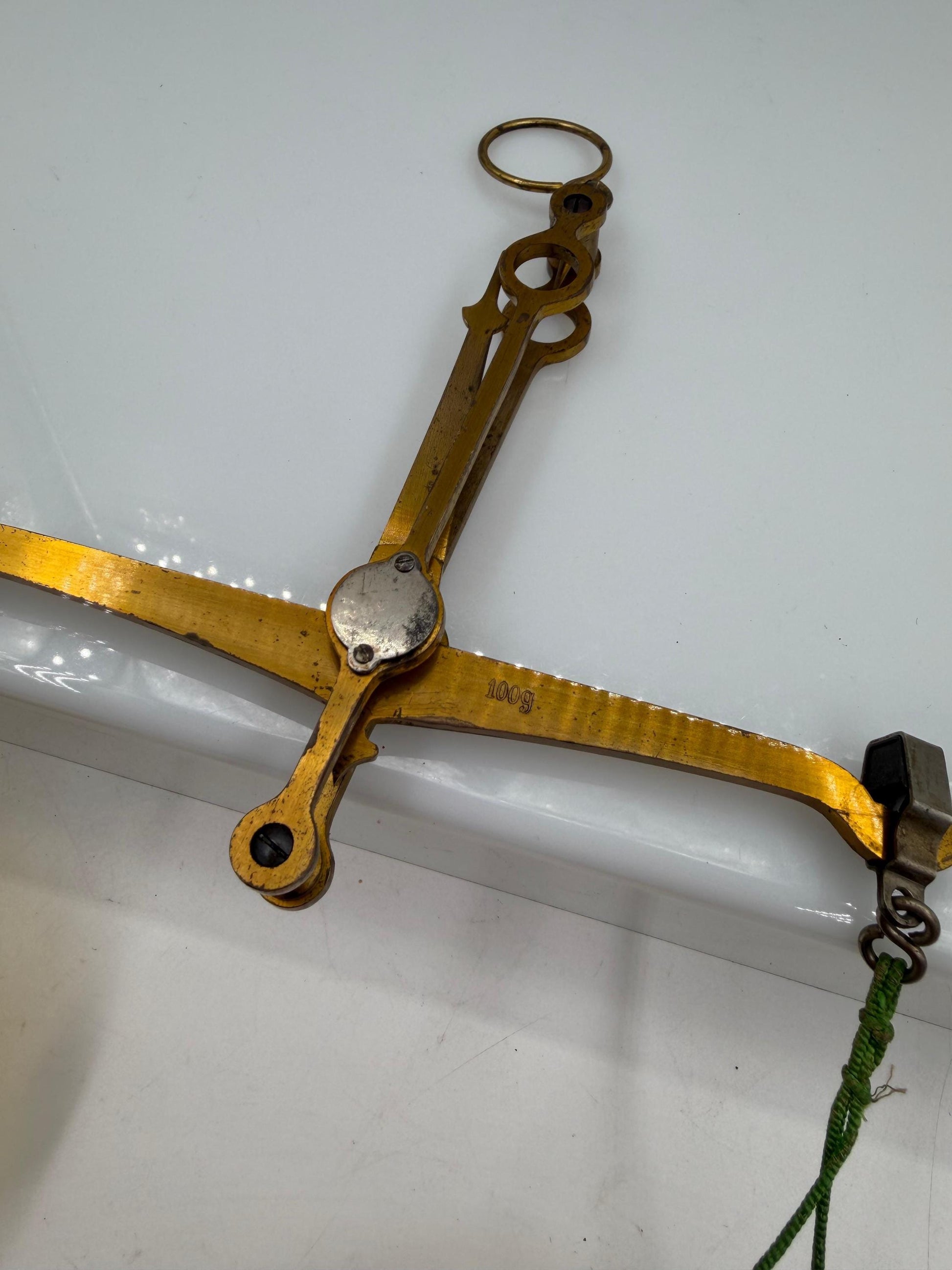 Vintage Apotheker-Waage aus Messing mit Kunststoffschalen