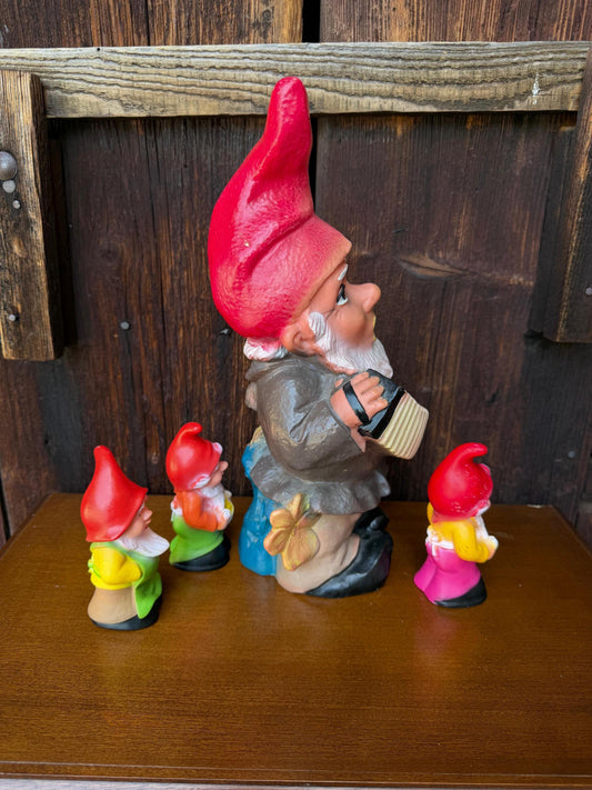 Set von 4 Vintage Gartenzwerge mit Akkordeonspieler, Kunststoff