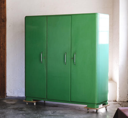 Vintage Kleiderschrank dreitürig, lindgrün, Bauhaus