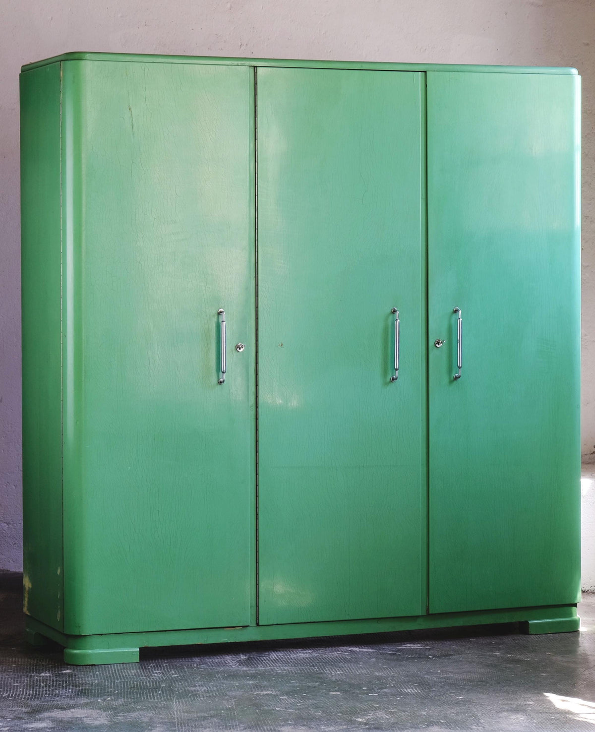 Vintage Kleiderschrank dreitürig, lindgrün, Bauhaus