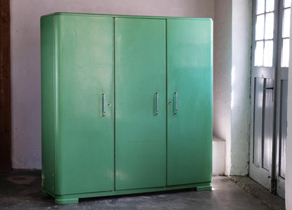 Vintage Kleiderschrank dreitürig, lindgrün, Bauhaus