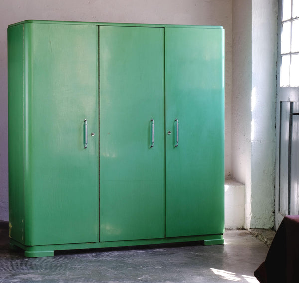 Vintage Kleiderschrank dreitürig, lindgrün, Bauhaus