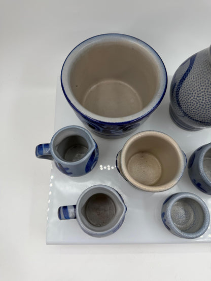 Set von 7 Vintage Steingut Krüge und Becher Folk Art grau-blau