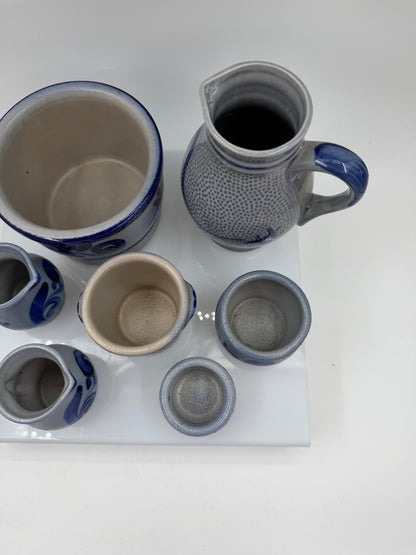Set von 7 Vintage Steingut Krüge und Becher Folk Art grau-blau