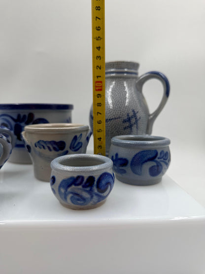 Set von 7 Vintage Steingut Krüge und Becher Folk Art grau-blau