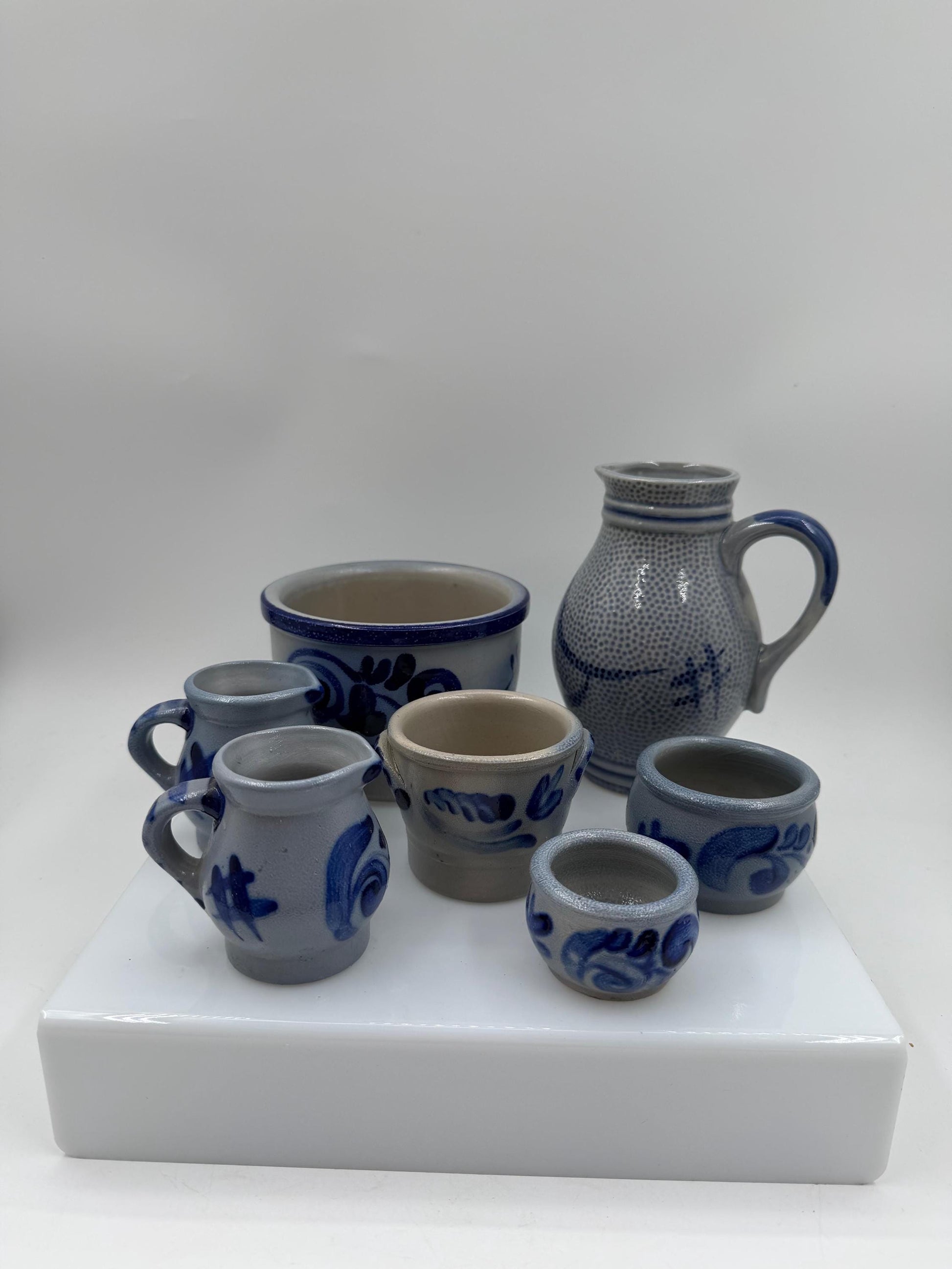 Set von 7 Vintage Steingut Krüge und Becher Folk Art grau-blau
