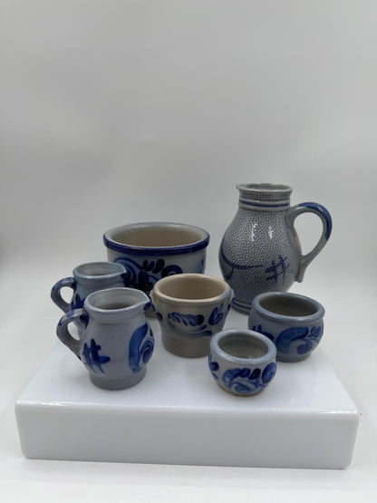 Set von 7 Vintage Steingut Krüge und Becher Folk Art grau-blau