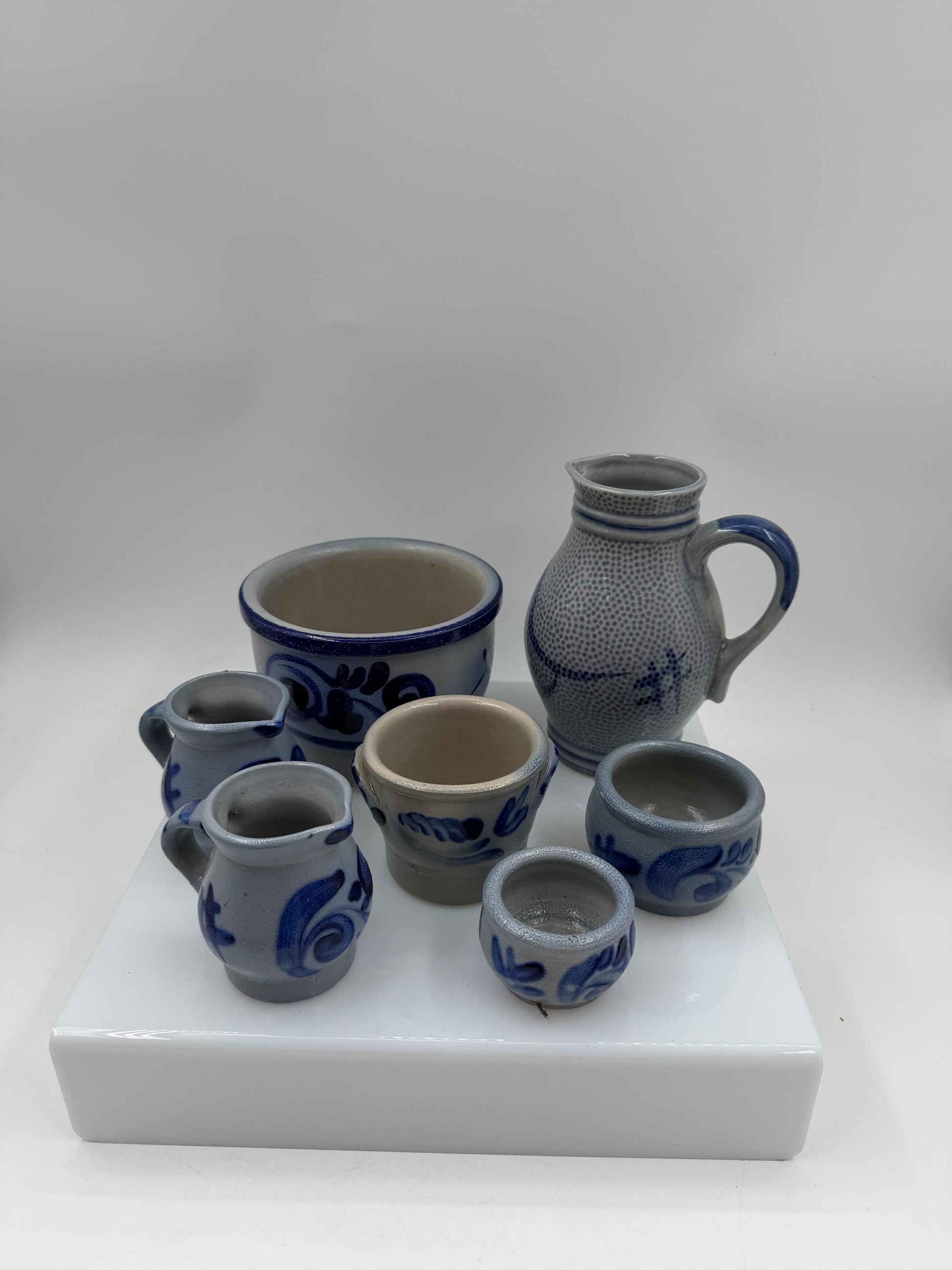 Set von 7 Vintage Steingut Krüge und Becher Folk Art grau-blau