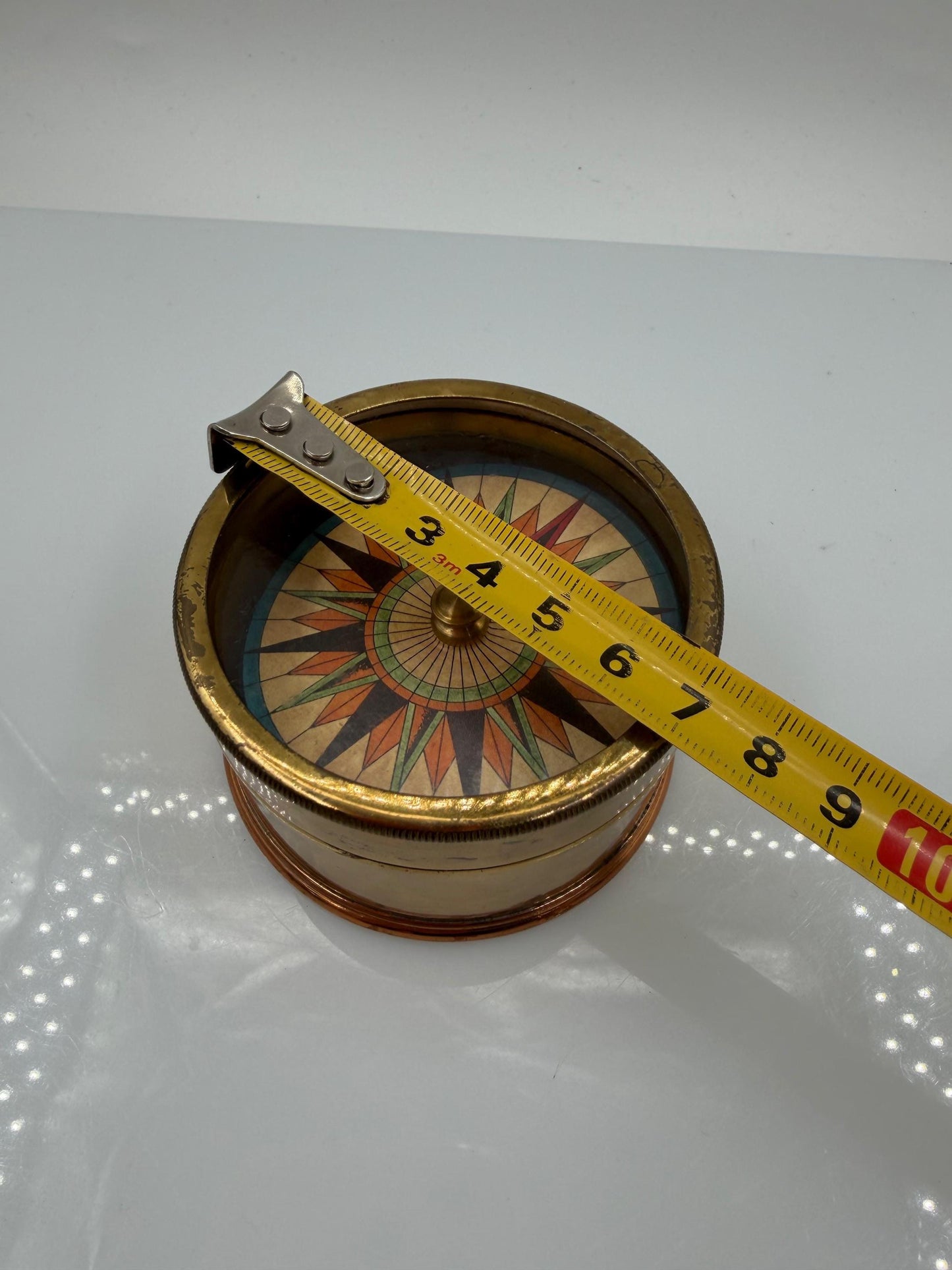 Vintage Messing Kompass mit bunter Windrose
