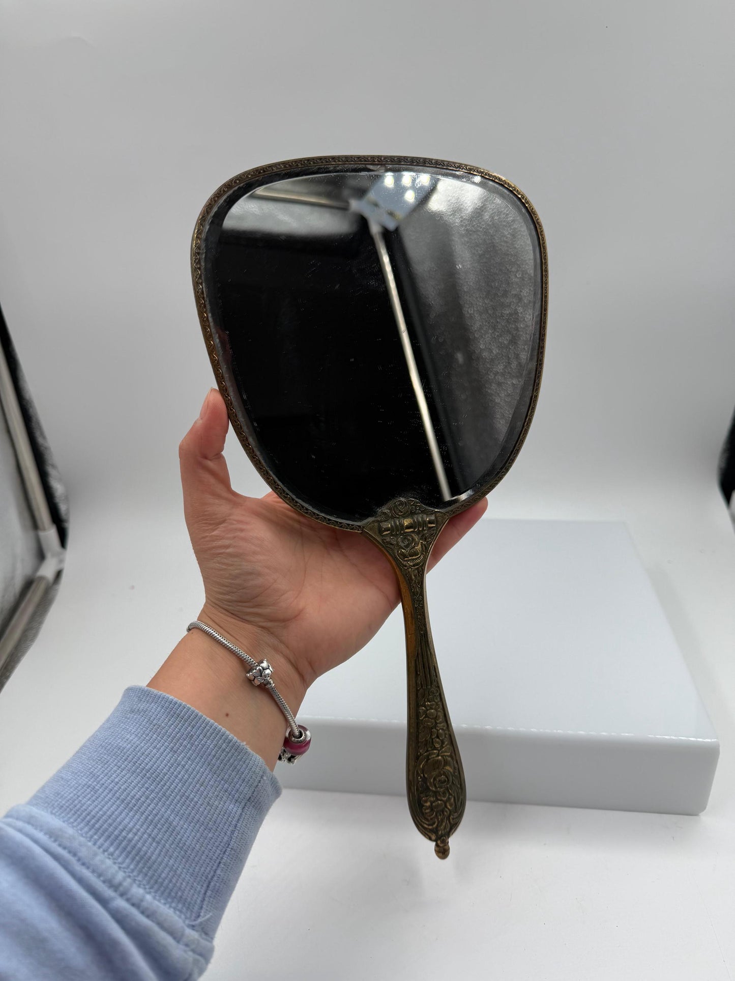 Vintage Handspiegel mit Metallrahmen und besticktem Textilrücken