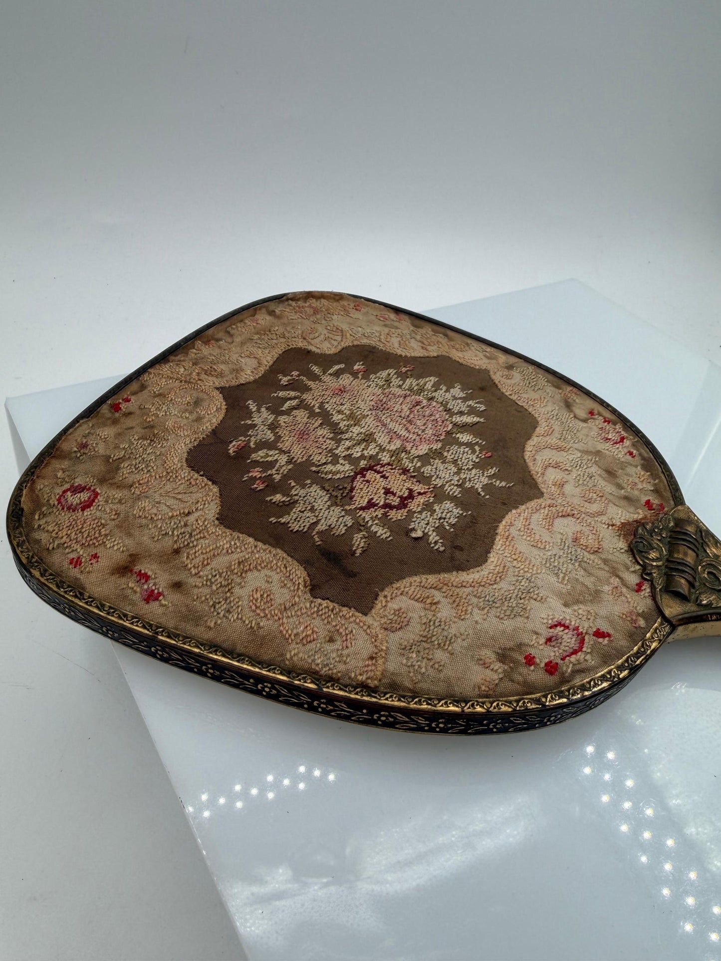 Vintage Handspiegel mit Metallrahmen und besticktem Textilrücken