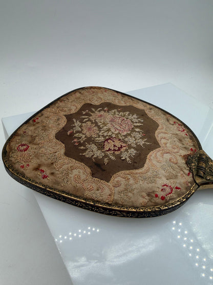 Vintage Handspiegel mit Metallrahmen und besticktem Textilrücken