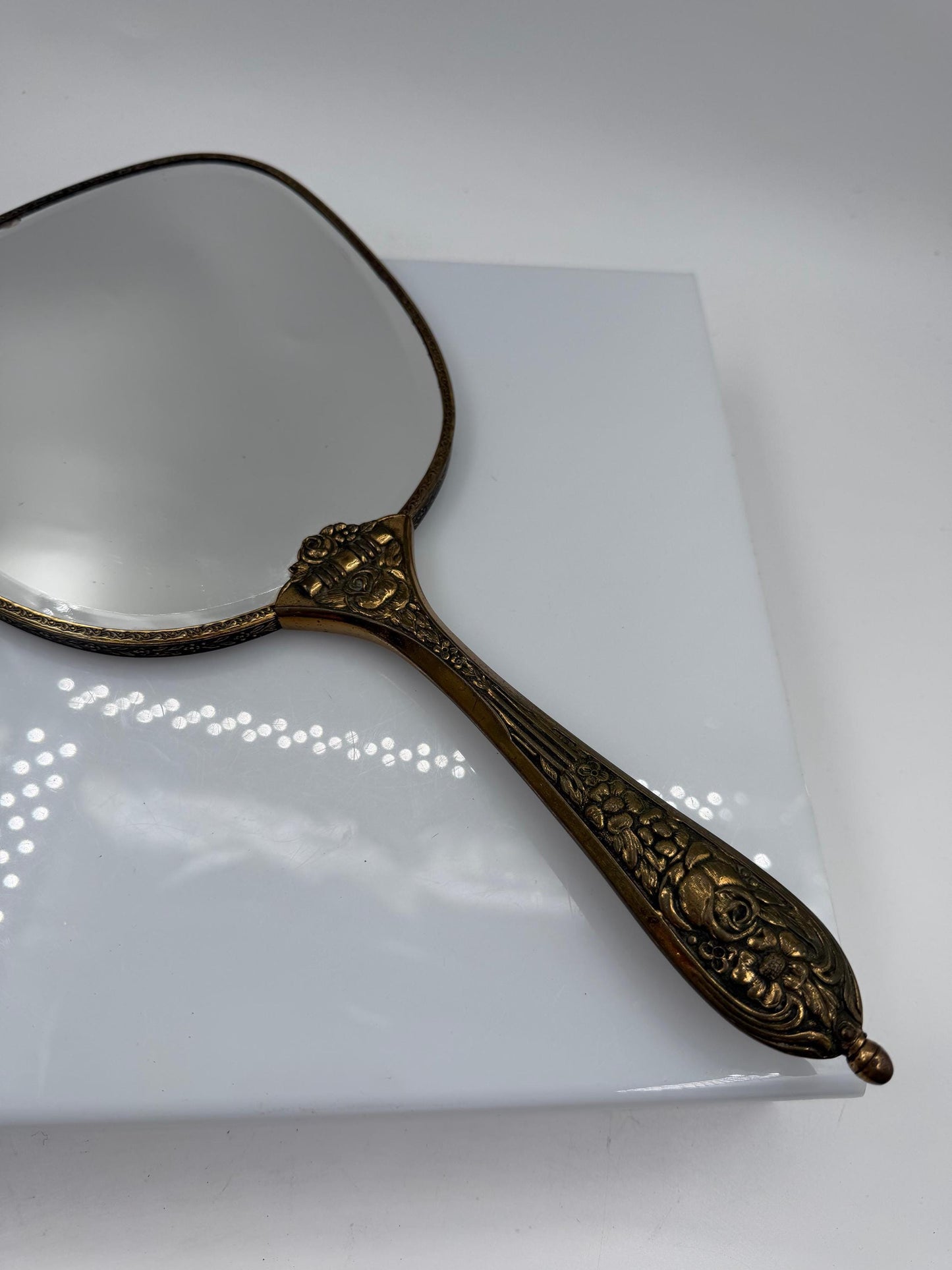Vintage Handspiegel mit Metallrahmen und besticktem Textilrücken