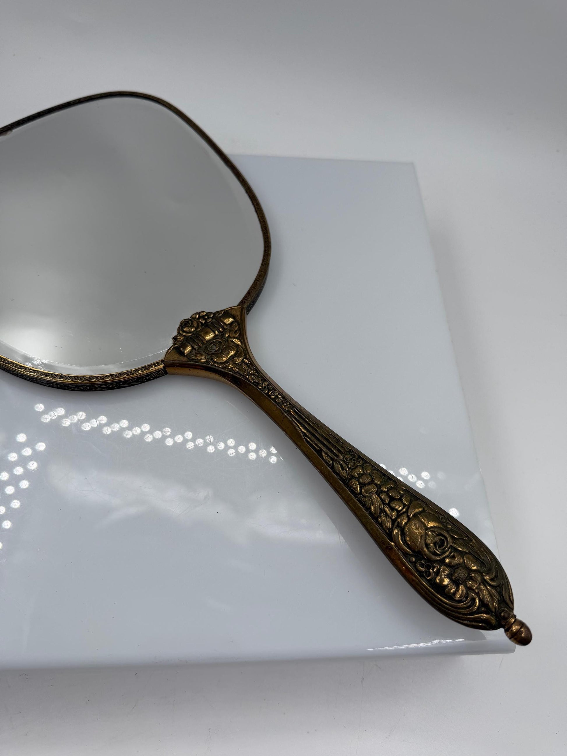 Vintage Handspiegel mit Metallrahmen und besticktem Textilrücken