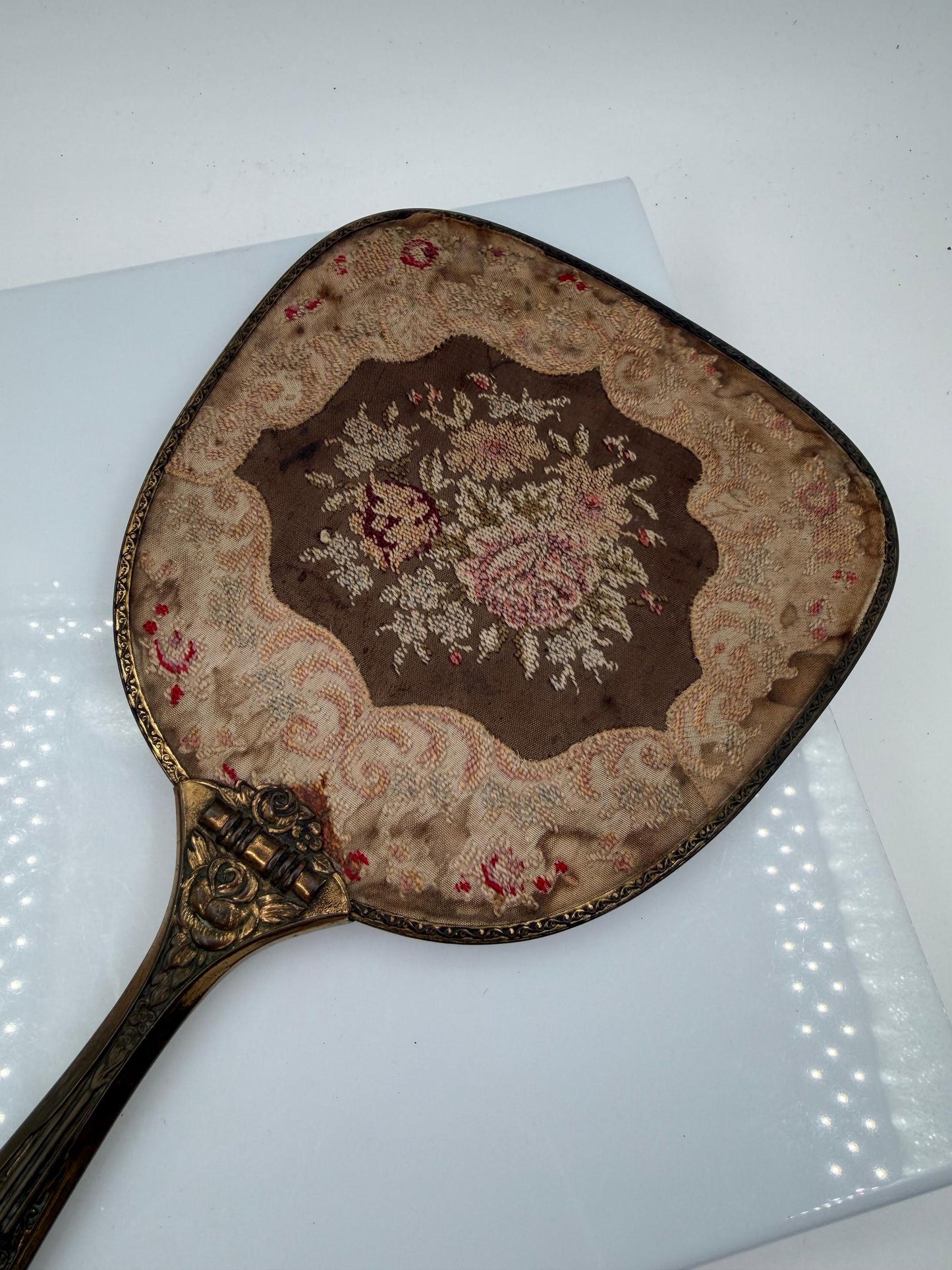 Vintage Handspiegel mit Metallrahmen und besticktem Textilrücken