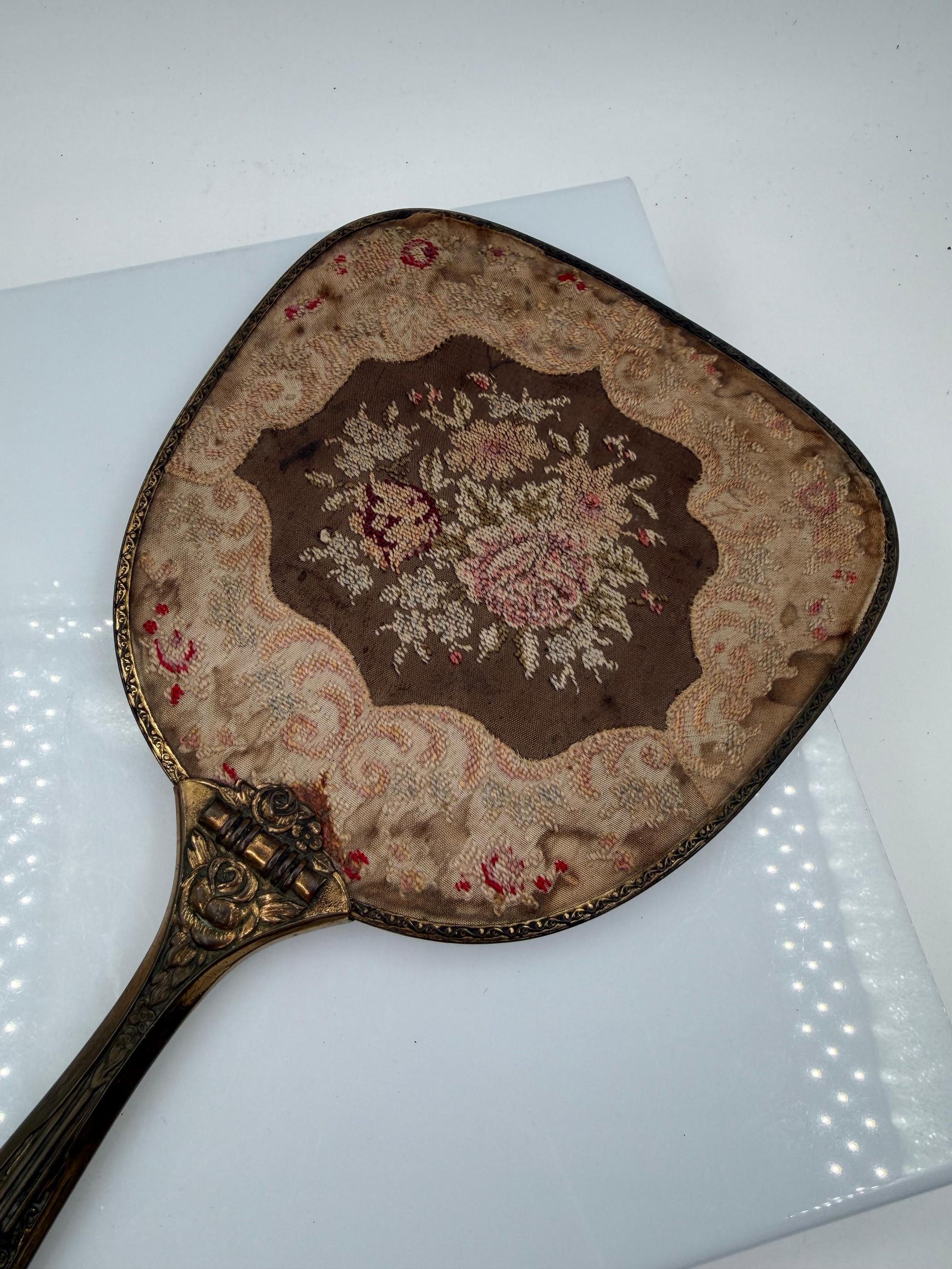 Vintage Handspiegel mit Metallrahmen und besticktem Textilrücken