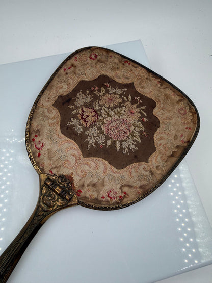 Vintage Handspiegel mit Metallrahmen und besticktem Textilrücken