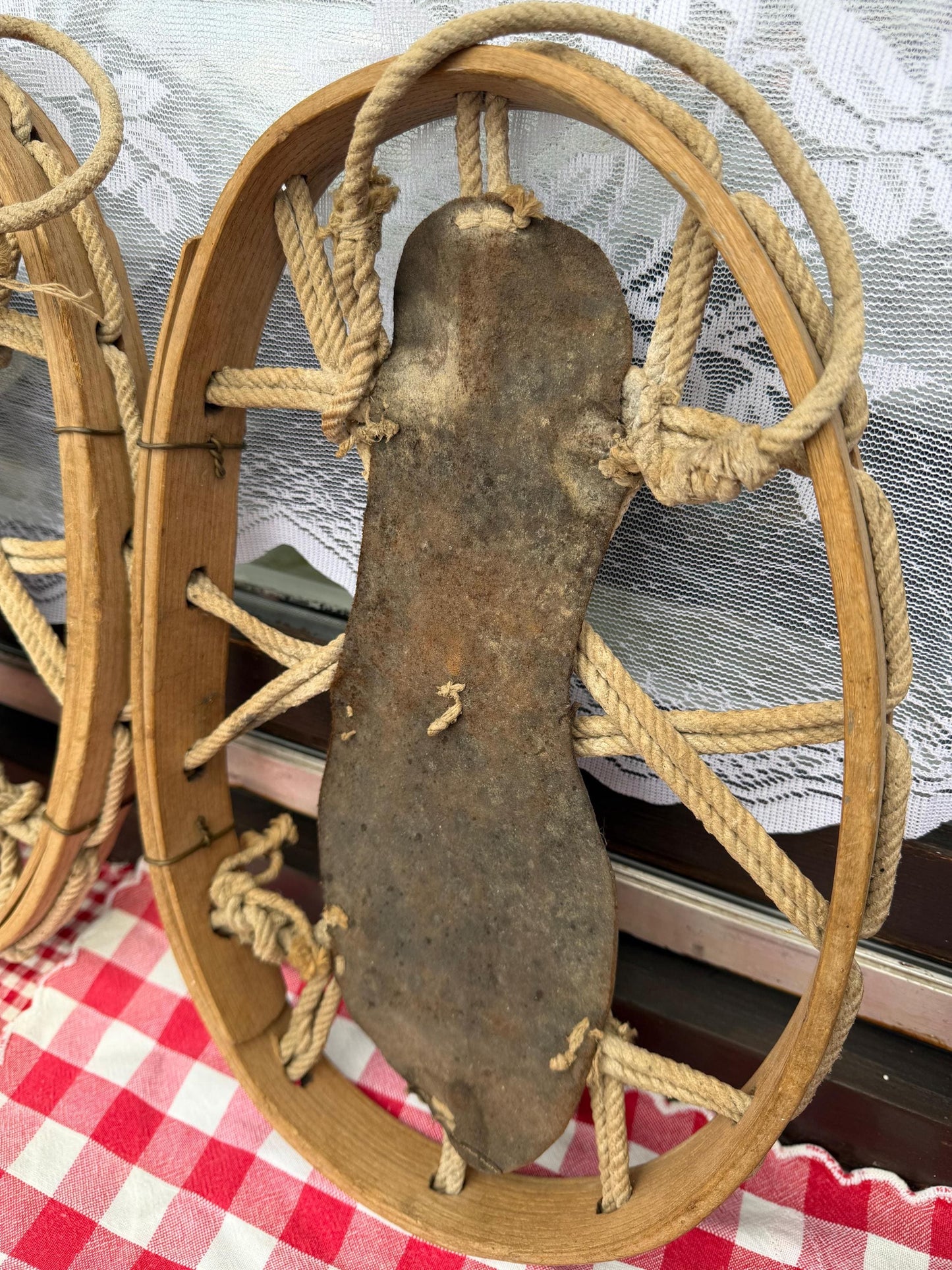 Set von 2 Vintage Schneereifen "Gebirgsjäger" aus Bugholz mit Metallplatte und Seilbindung
