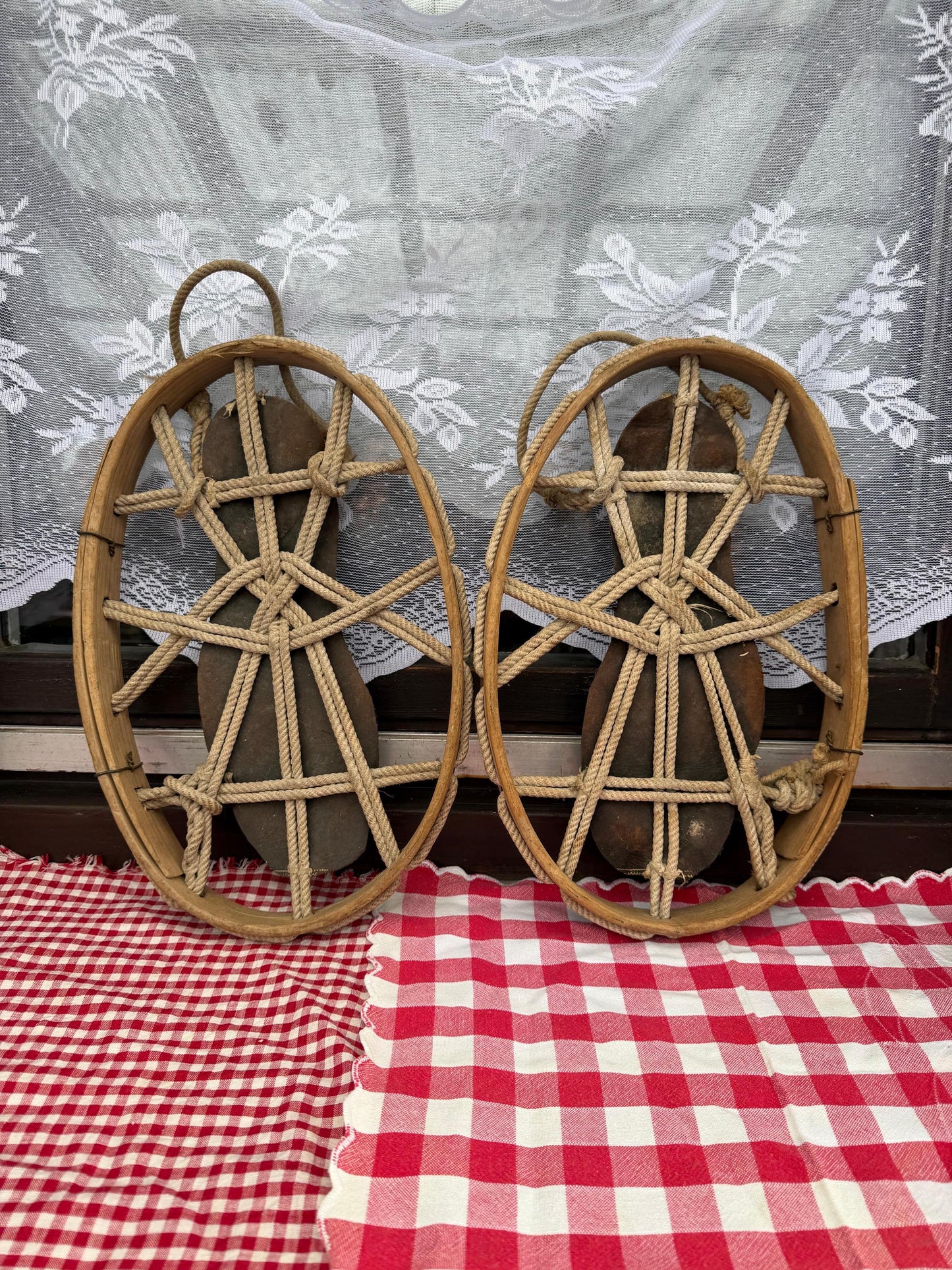 Set von 2 Vintage Schneereifen "Gebirgsjäger" aus Bugholz mit Metallplatte und Seilbindung