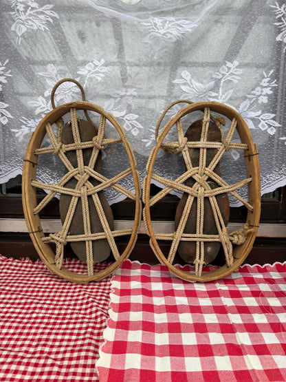 Set von 2 Vintage Schneereifen "Gebirgsjäger" aus Bugholz mit Metallplatte und Seilbindung