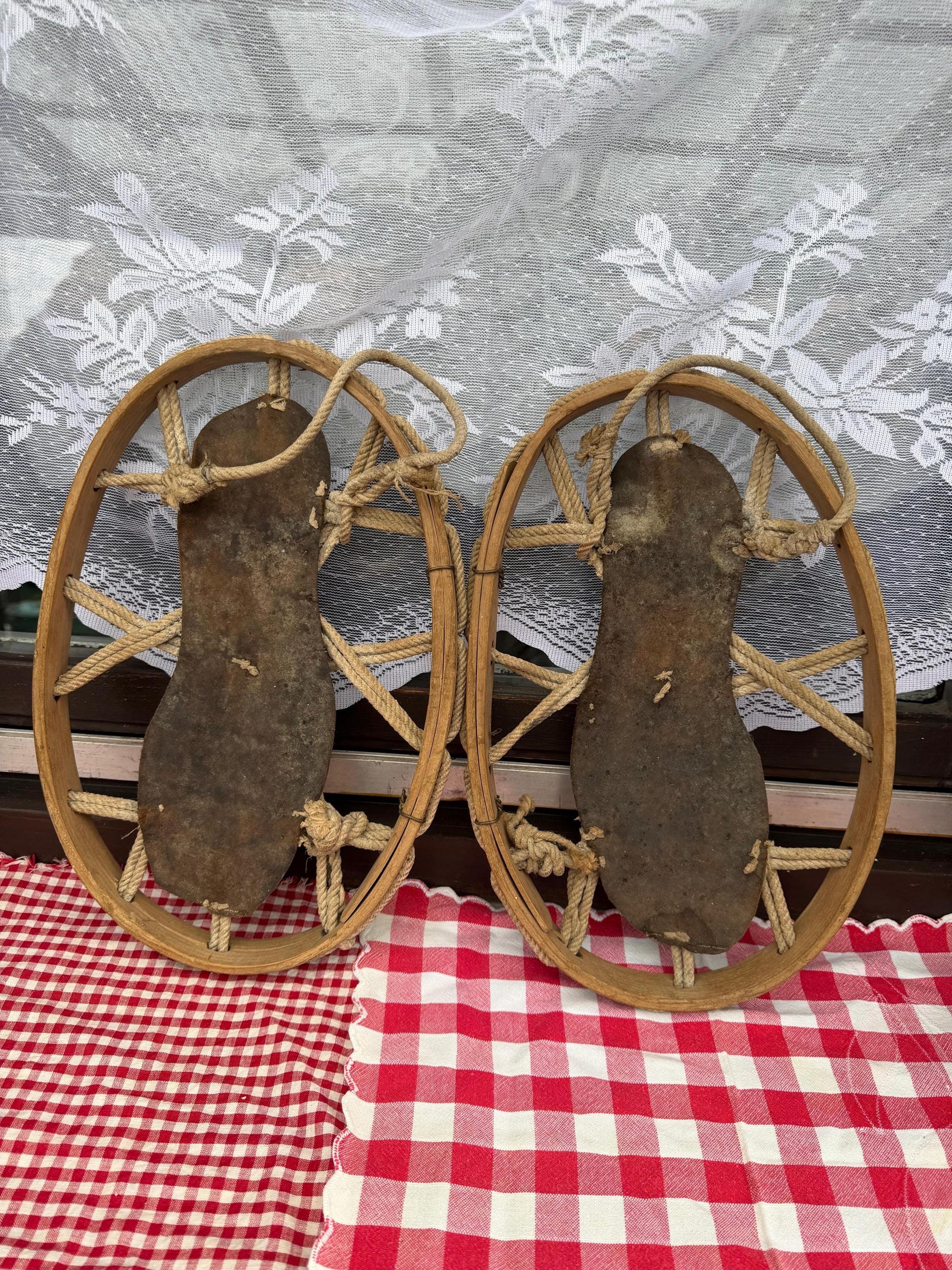 Set von 2 Vintage Schneereifen "Gebirgsjäger" aus Bugholz mit Metallplatte und Seilbindung