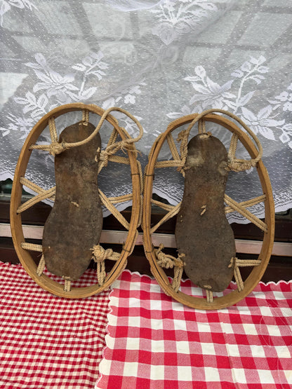 Set von 2 Vintage Schneereifen "Gebirgsjäger" aus Bugholz mit Metallplatte und Seilbindung