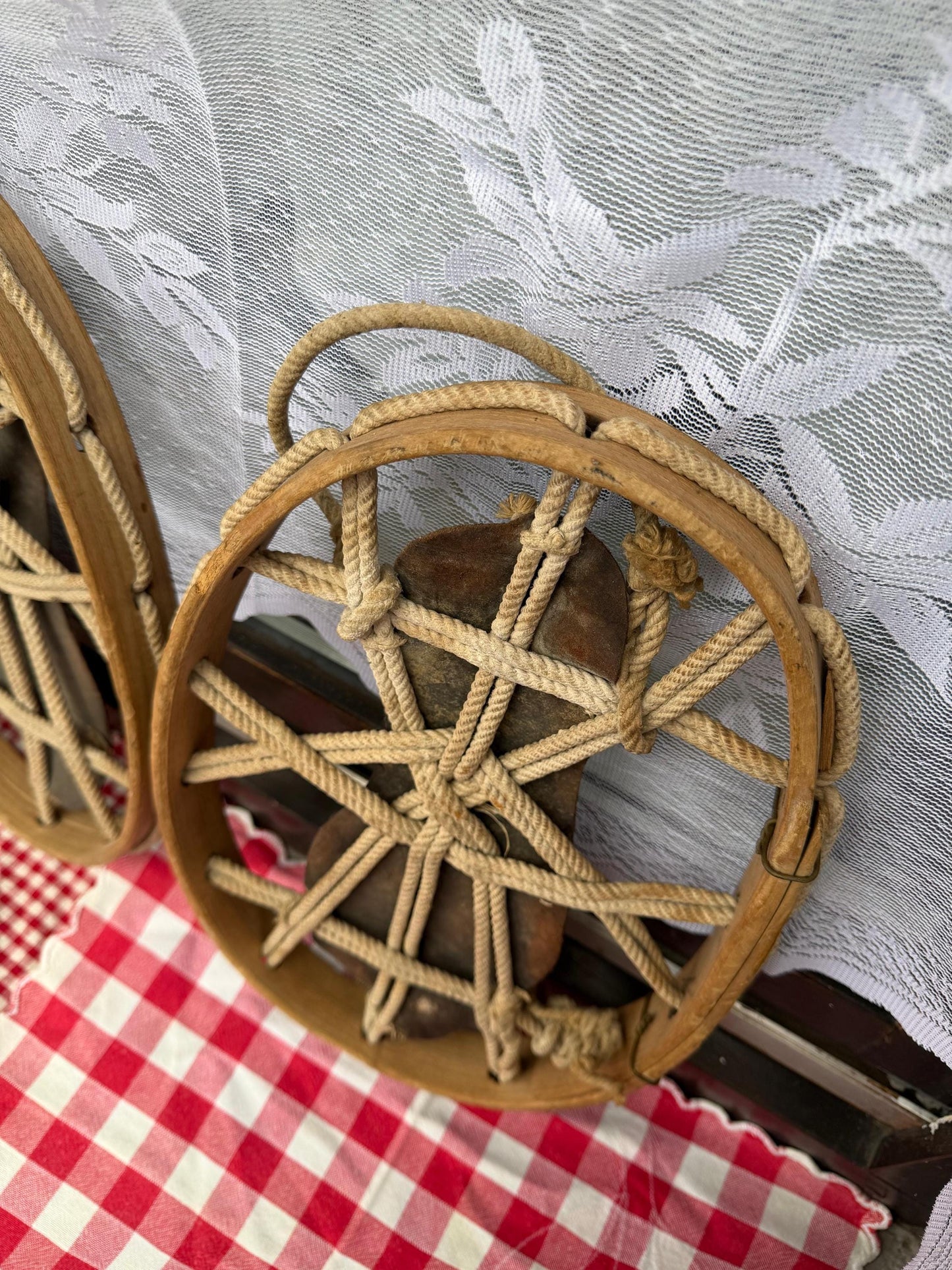 Set von 2 Vintage Schneereifen "Gebirgsjäger" aus Bugholz mit Metallplatte und Seilbindung