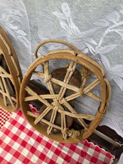 Set von 2 Vintage Schneereifen "Gebirgsjäger" aus Bugholz mit Metallplatte und Seilbindung