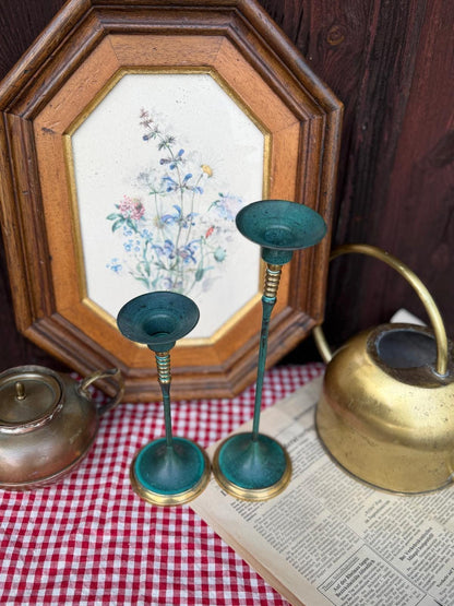 Set von 2 Vintage Kerzenhalter von Gilde, grün-goldenes Metall mit Patina