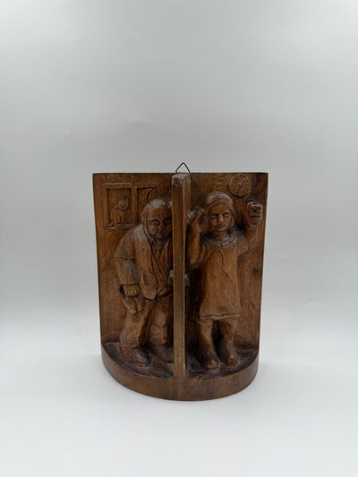 Relief mural vintage en bois sculpté à la main, scène figurative, art populaire