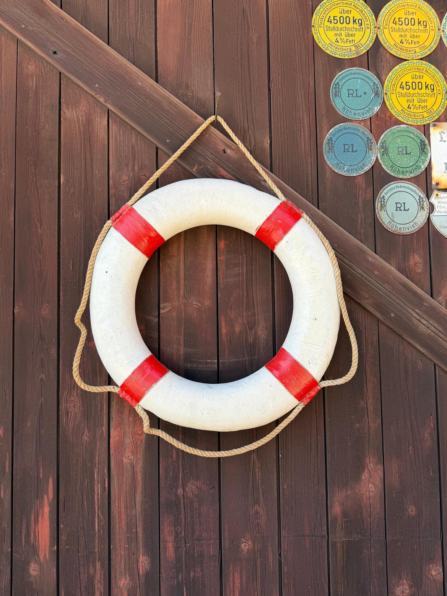 Vintage Rettungsring Weiß Rot mit Seil, maritime Wanddeko