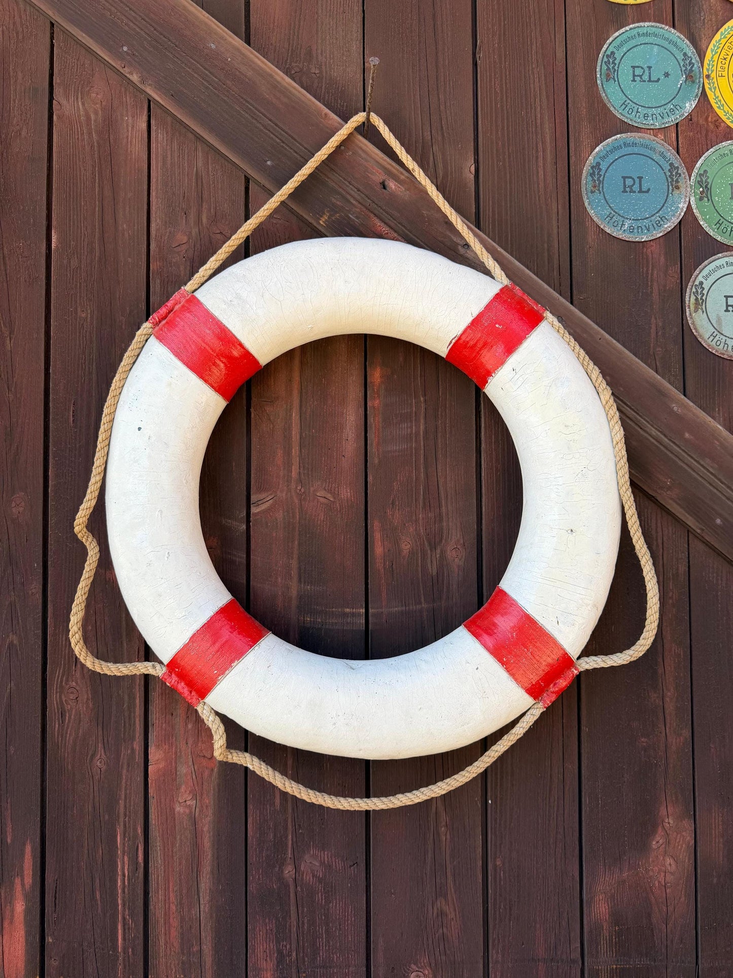 Vintage Rettungsring Weiß Rot mit Seil, maritime Wanddeko