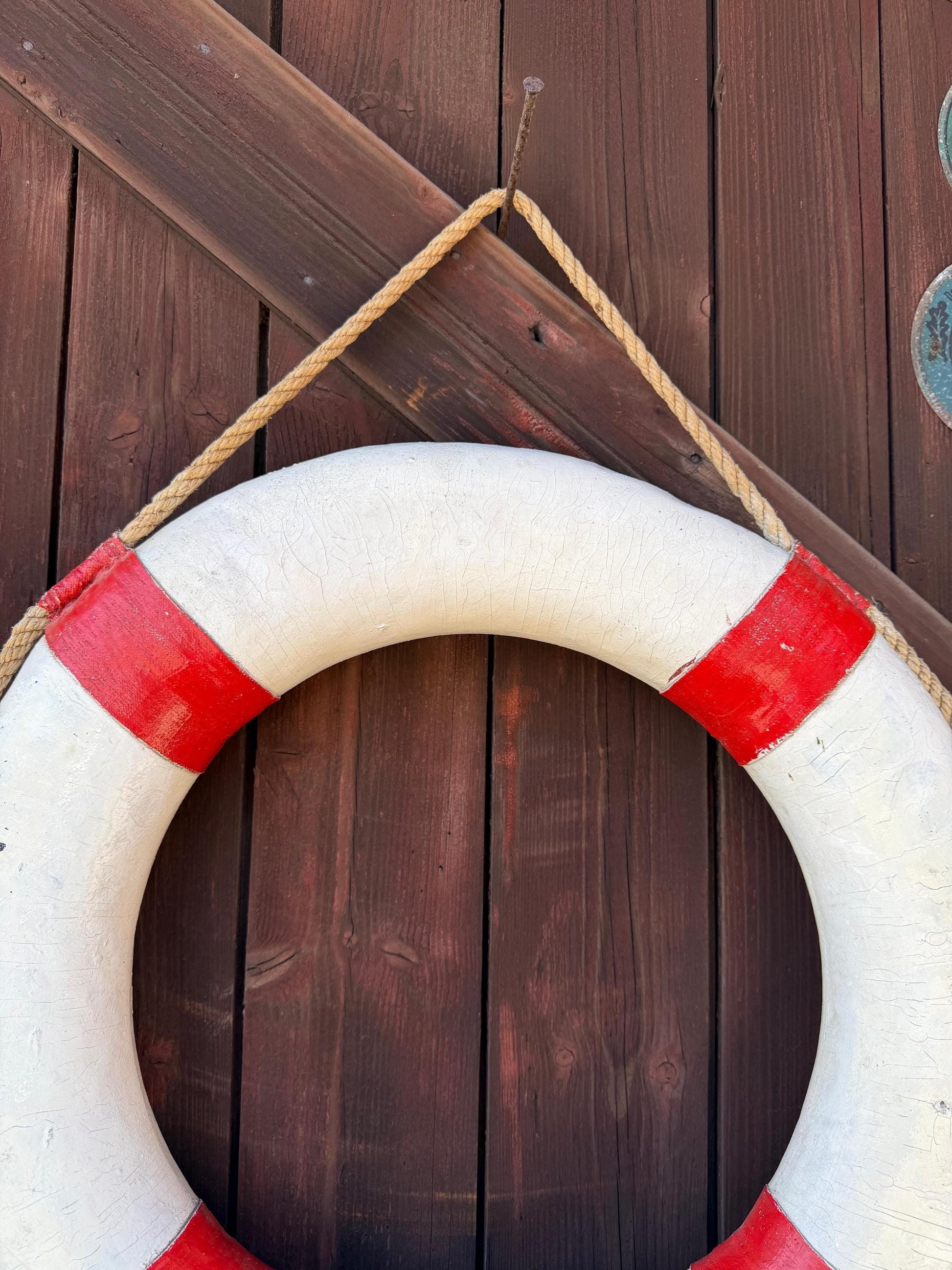 Vintage Rettungsring Weiß Rot mit Seil, maritime Wanddeko
