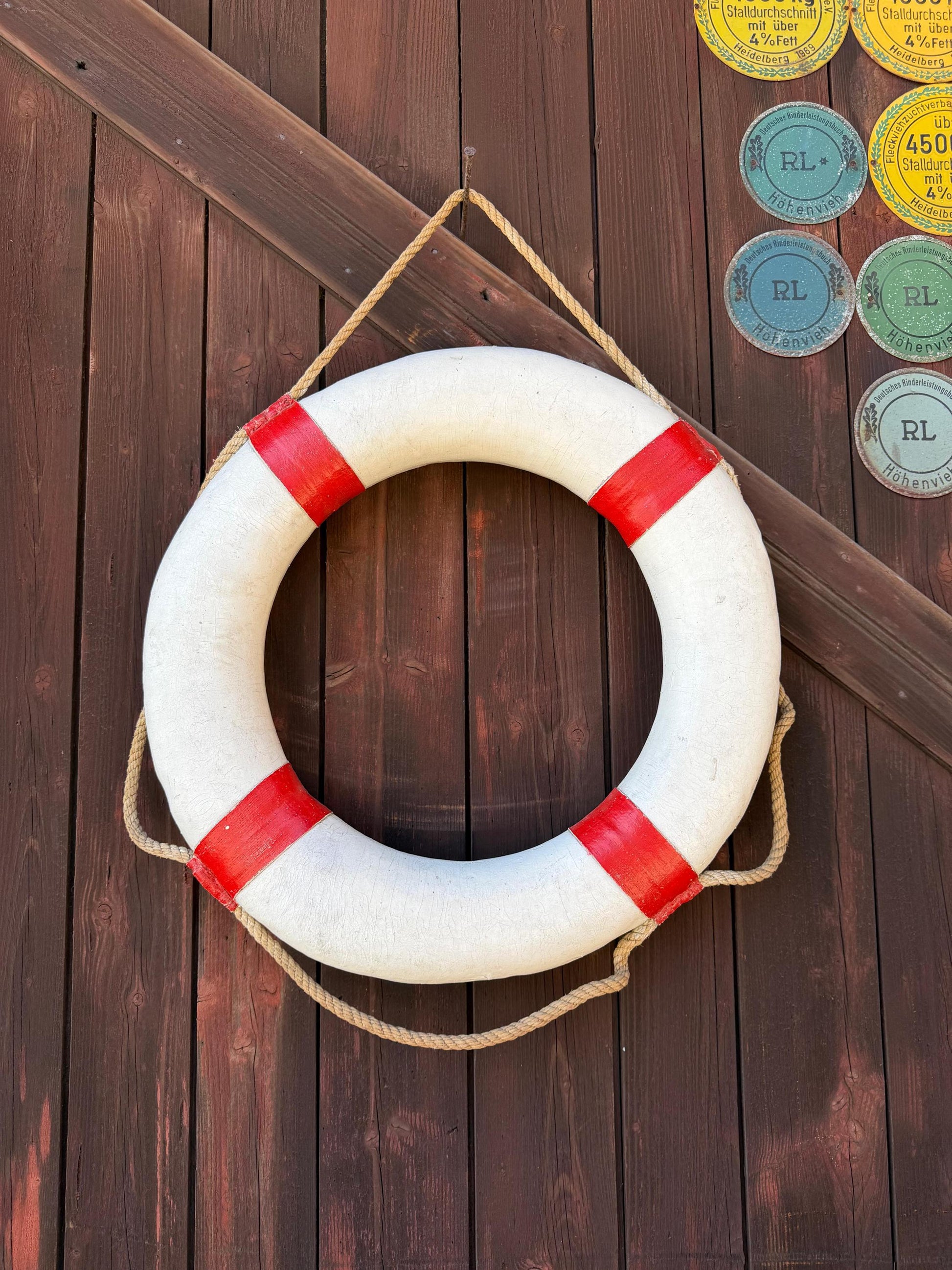 Vintage Rettungsring Weiß Rot mit Seil, maritime Wanddeko