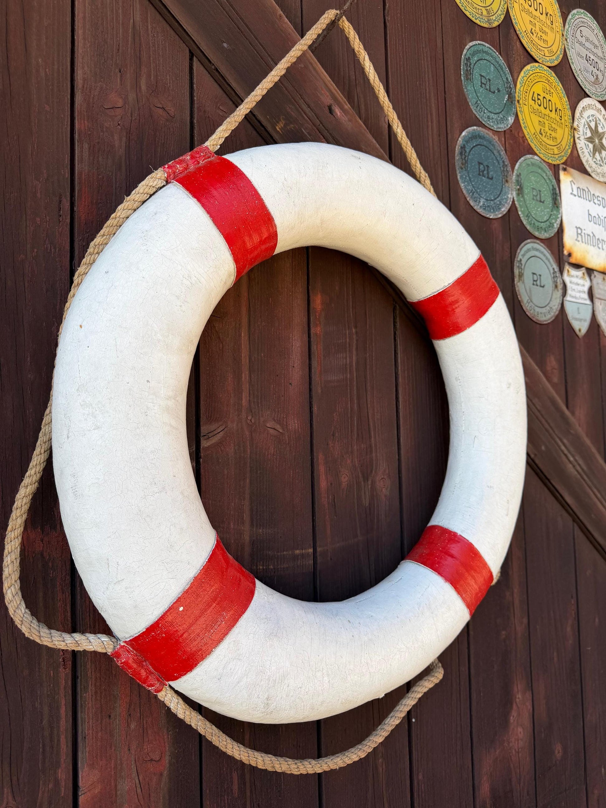 Vintage Rettungsring Weiß Rot mit Seil, maritime Wanddeko