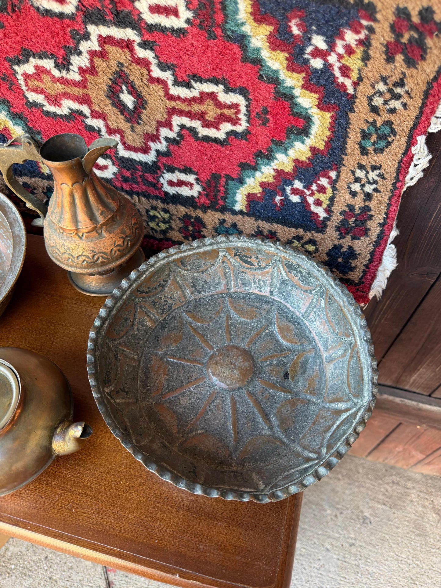 Vintage Orientalisches Kupfer Dekor Set und Wollkelim Teppich
