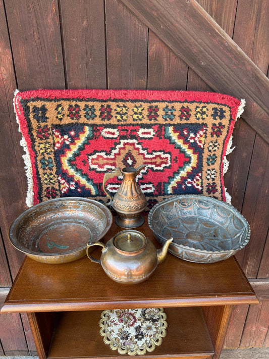 Vintage Orientalisches Kupfer Dekor Set und Wollkelim Teppich