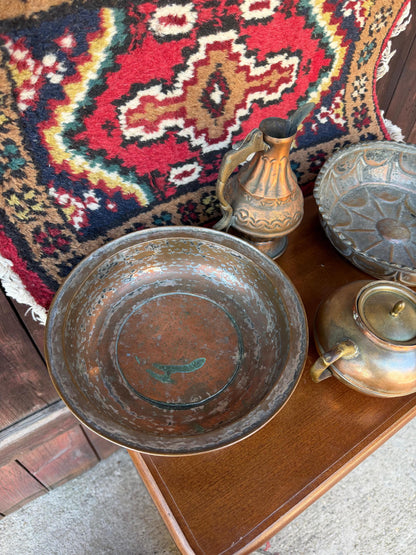 Vintage Orientalisches Kupfer Dekor Set und Wollkelim Teppich