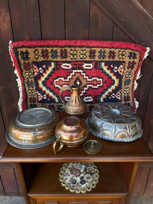 Vintage Orientalisches Kupfer Dekor Set und Wollkelim Teppich