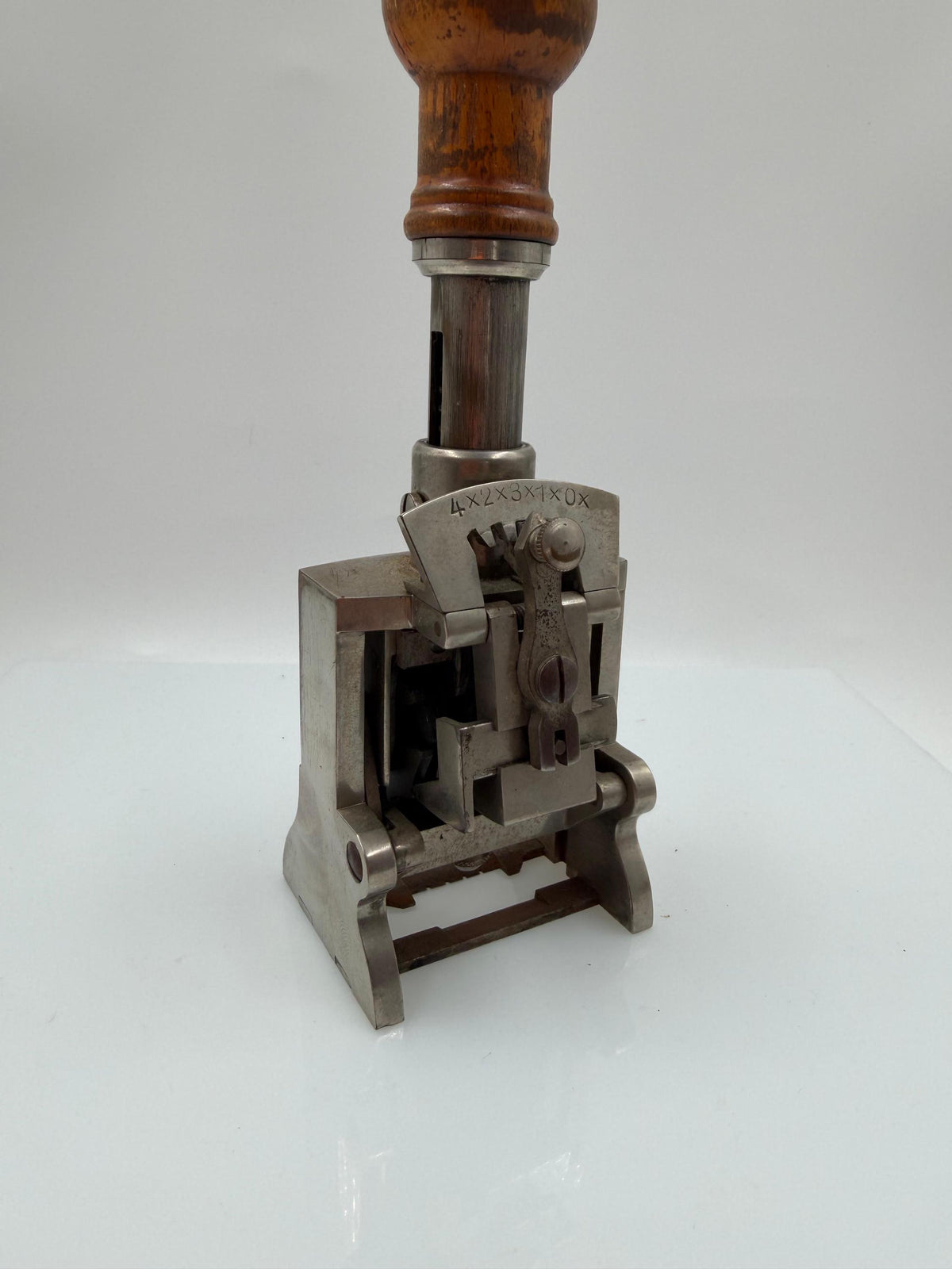 Vintage Nummernstempel Globe mit Holzgriff und Stahlmechanik