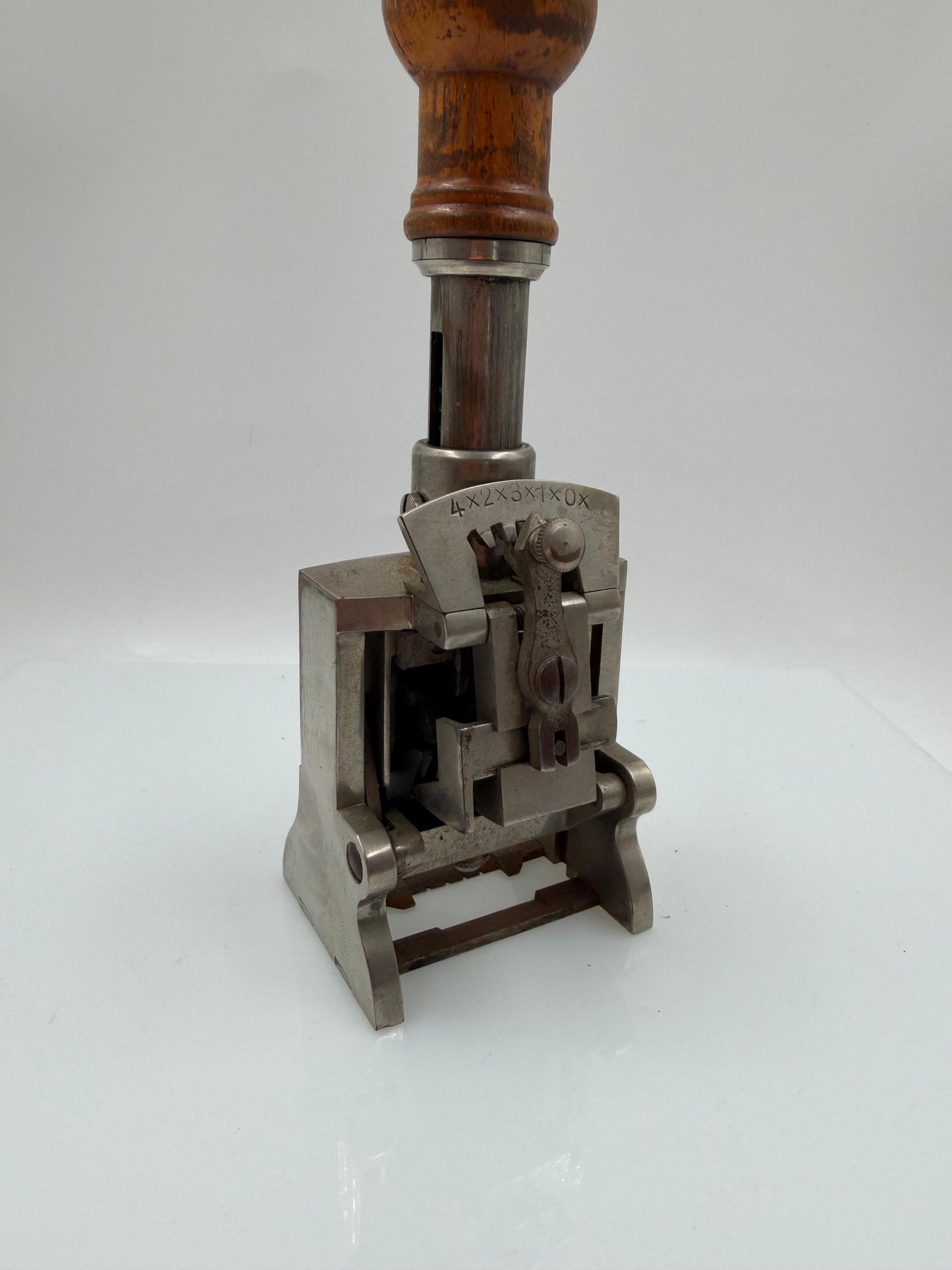 Vintage Nummernstempel Globe mit Holzgriff und Stahlmechanik