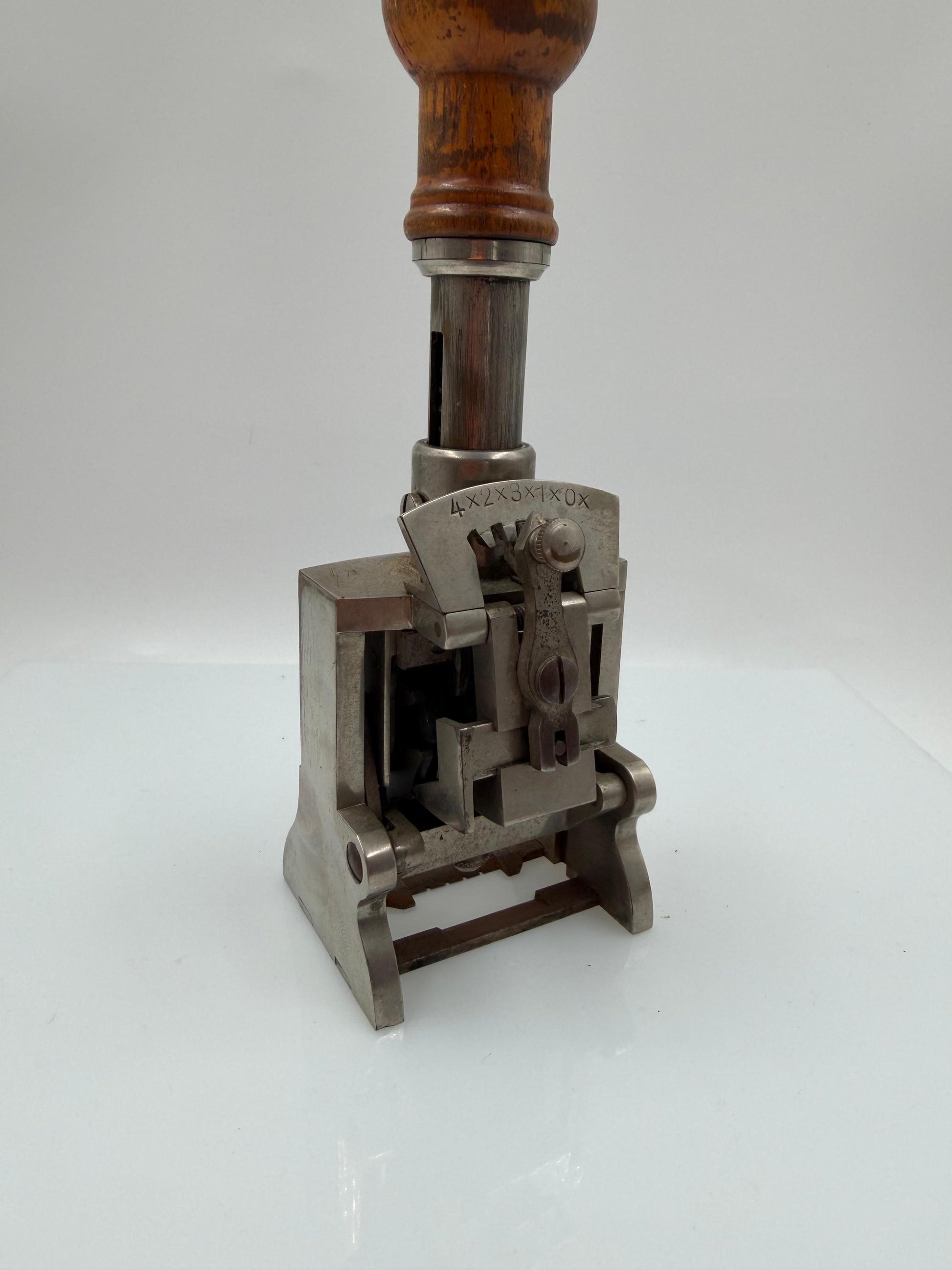 Vintage Nummernstempel Globe mit Holzgriff und Stahlmechanik