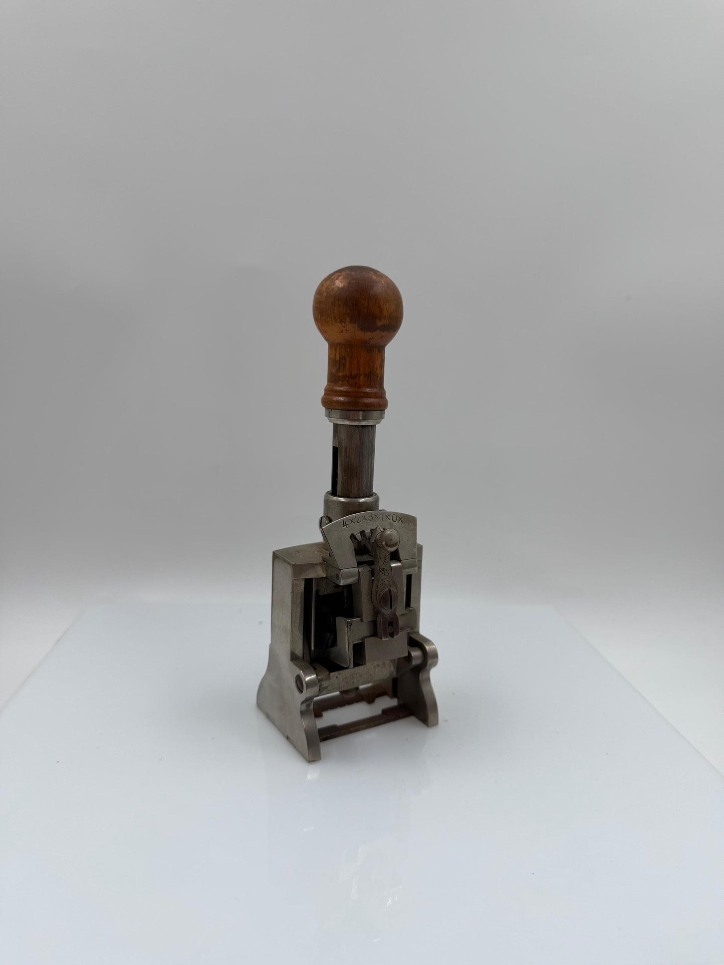 Vintage Nummernstempel Globe mit Holzgriff und Stahlmechanik