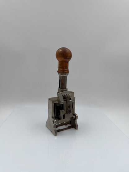 Vintage Nummernstempel Globe mit Holzgriff und Stahlmechanik