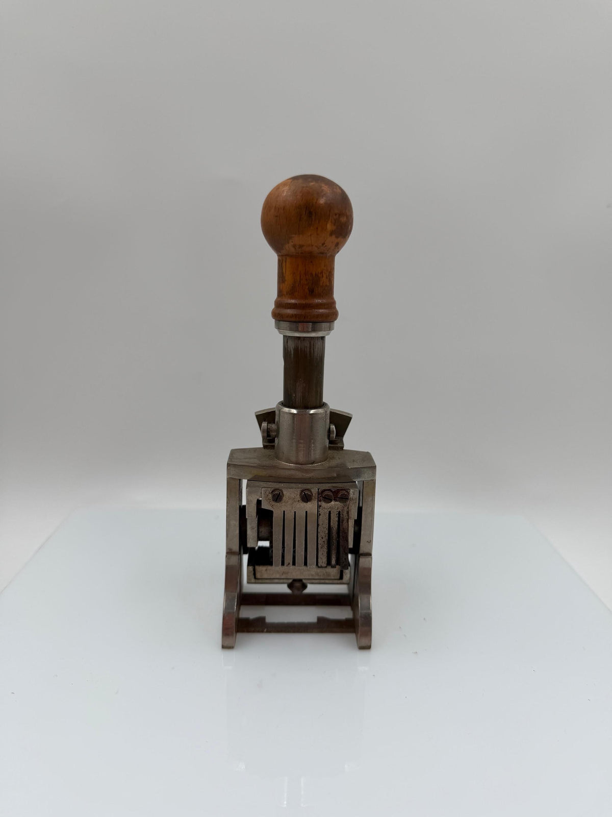 Vintage Nummernstempel Globe mit Holzgriff und Stahlmechanik