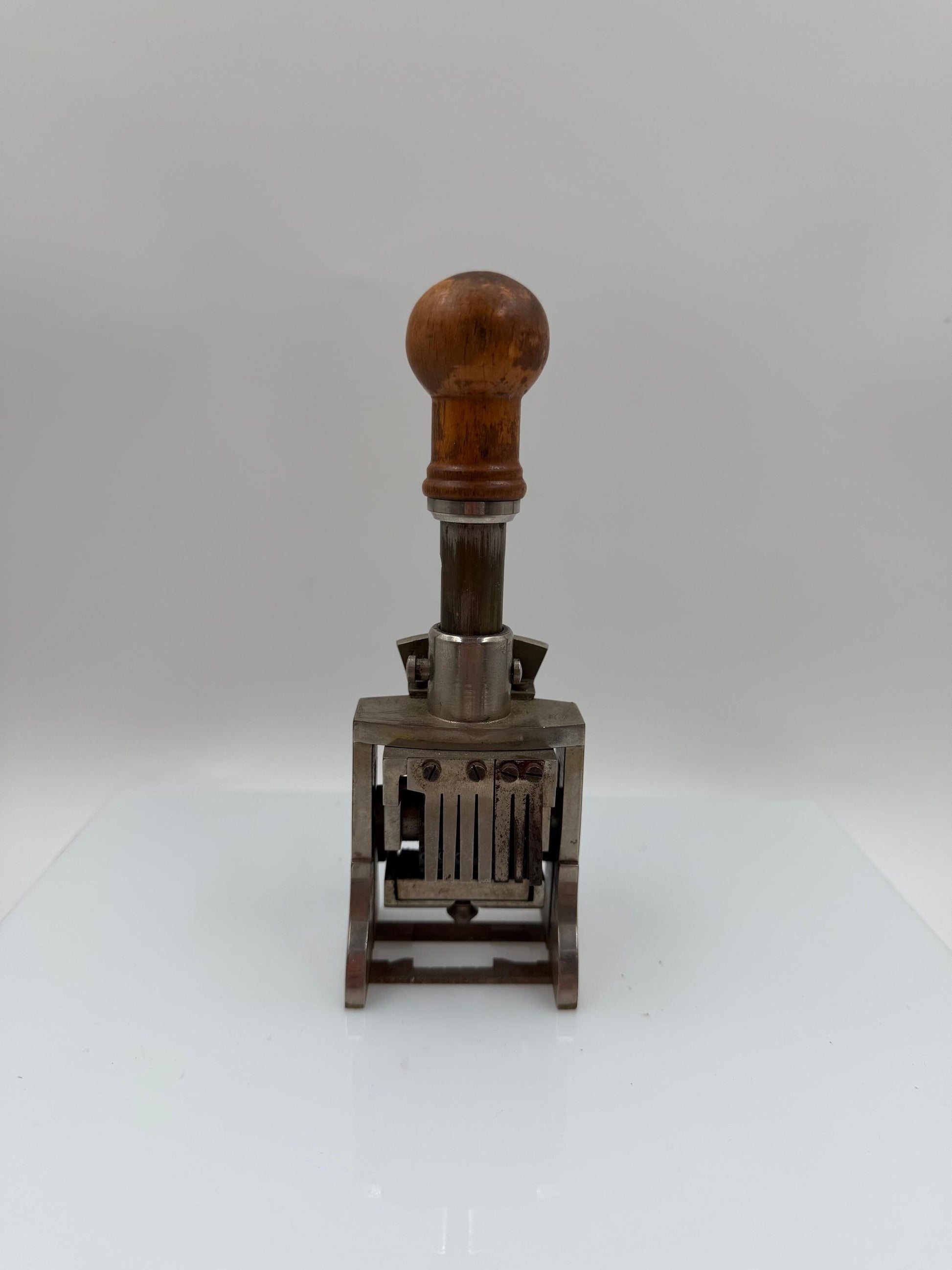 Vintage Nummernstempel Globe mit Holzgriff und Stahlmechanik