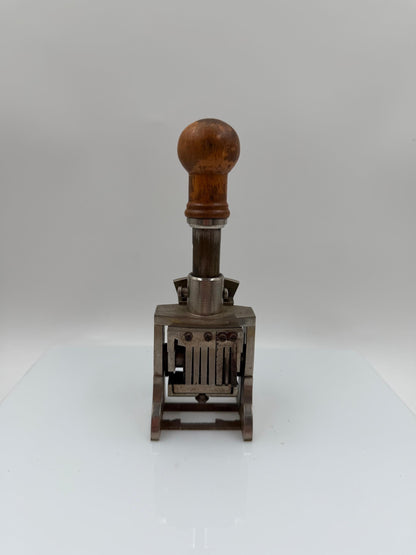 Vintage Nummernstempel Globe mit Holzgriff und Stahlmechanik